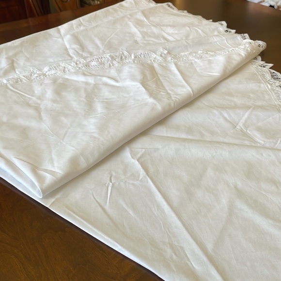 White cotton Batternburg lace round 66” in diameter tablecloth - Picture 4 of 5